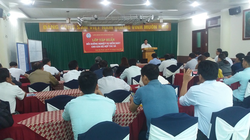 Ông Nguyễn Thiên Văn, Chủ tịch Liên minh HTX tỉnh phát biểu khai mạc lớp tập huấn