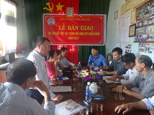 Đ/c Nguyễn Văn Hợp, Phó Chủ tịch Liên minh HTX tỉnh phát biểu tại buổi Lễ bàn giao tài sản cho HTX Nông nghiệp dịch vụ công bằng Ea Kiết
