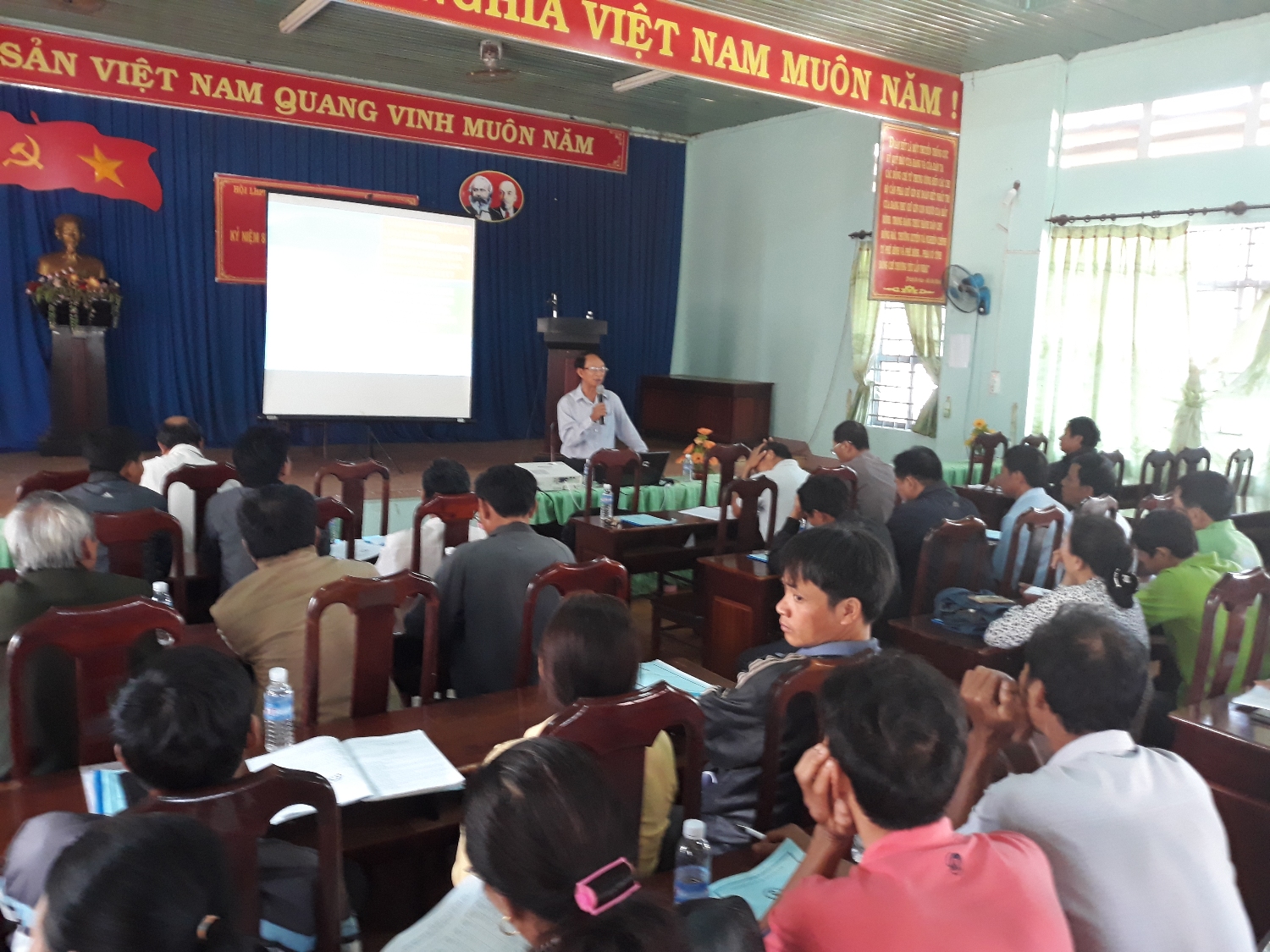 Đ/c Hoàng Khang, Phó Chủ tịch Liên minh HTX tỉnh phổ biến kiến thức về KTTT  tại xã Ea Tol, huyện Krông Năng