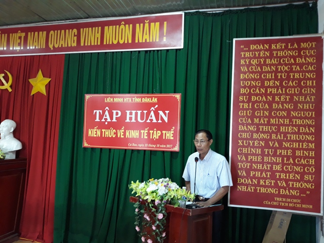 Đ/c Đậu Công Điền, Phó Chủ tịch UBND xã Cư Bao Phát biểu khai mạc lớp tập huấn