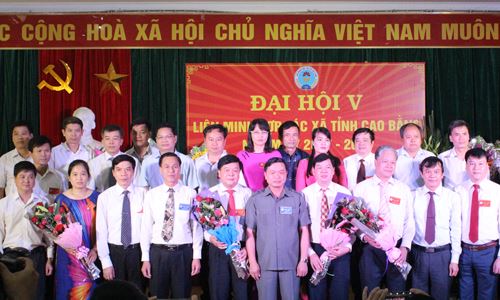 BCH Liên minh HTX tỉnh Cao bằng nhiệm kỳ mới nhận bó hoa chúc mừng từ Phó Chủ tịch Nguyễn Mạnh Cường