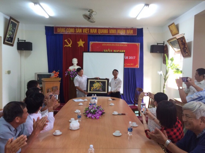Ông Phan Nhật Nam, Chủ tịch Liên minh HTX tỉnh Bà Rịa - Vũng tàu tặng quà Lưu niệm cho Liên minh HTX tỉnh Đắk Lắk