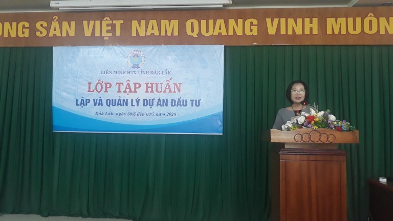 Bà Nông Thị Thu, Phó Chủ tịch Liên minh HTX tỉnh phát biểu khai mạc lớp tập huấn