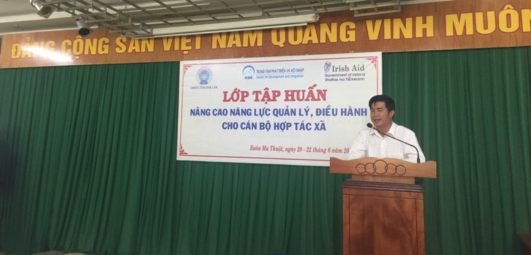 Ông Nguyễn Thiên Văn, Chủ tịch Liên minh HTX tỉnh phát biểu khai mạc lớp tập huấn