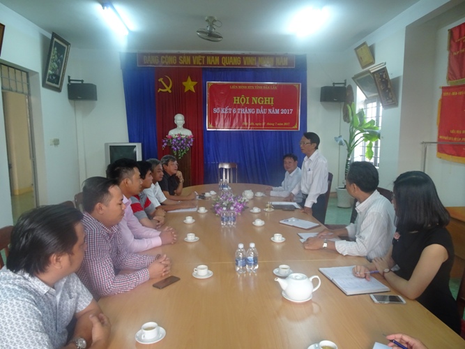 Ông ông Hoàng Khang, Phó Chủ tịch Thường trực Liên minh HTX tỉnh Đắk Lắk chia sẽ kinh nghiệm tại buổi làm việc